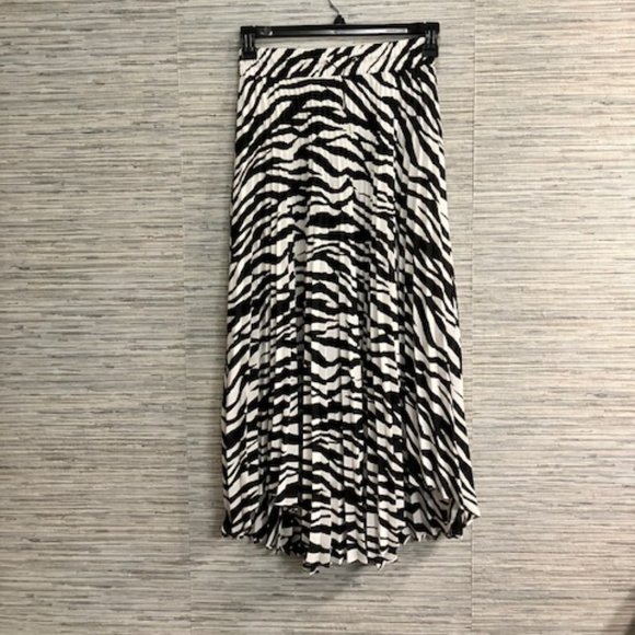NWT! EXPRESS - Size Small - Black & White Tiger Print Accordion Pleated Skirt - Picture 1 of 9